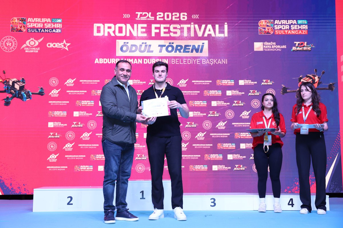 ImdatKamac's tweet photo. Sultangazi Belediyemiz tarafından düzenlenen Drone Festivali’ni büyük bir heyecan, yoğun katılım ve coşkuyla tamamladık. 🚁✨

Festivalimizin ikinci gününde AK Parti Genel Merkez Gençlik Kolları Başkanımız Sayın Yusuf İbiş, İstanbul İl Gençlik Kolları Başkanımız Sayın Nevzat Yüce ile birlikte programlara katılarak komşularımızla bir araya geldik.

Teknoloji ve havacılık tutkunlarını buluşturan, birbirinden özel etkinliklere ev sahipliği yapan bu güzel organizasyonun gerçekleşmesinde emeği geçen başta Belediye Başkanımız Sayın Av. Abdurrahman Dursun olmak ekibine teşekkür ediyorum.

📍 Sultangazi Etkinlik Alanı

@abdullahozdemir 
@avadursun 
@AKGenclikGM
@akgencistanbul