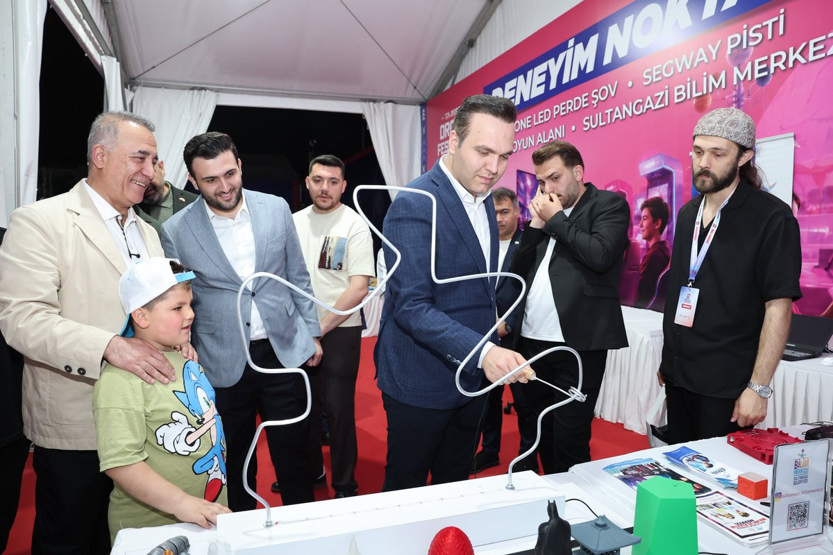 ImdatKamac's tweet photo. Sultangazi Belediyemiz tarafından düzenlenen Drone Festivali’ni büyük bir heyecan, yoğun katılım ve coşkuyla tamamladık. 🚁✨

Festivalimizin ikinci gününde AK Parti Genel Merkez Gençlik Kolları Başkanımız Sayın Yusuf İbiş, İstanbul İl Gençlik Kolları Başkanımız Sayın Nevzat Yüce ile birlikte programlara katılarak komşularımızla bir araya geldik.

Teknoloji ve havacılık tutkunlarını buluşturan, birbirinden özel etkinliklere ev sahipliği yapan bu güzel organizasyonun gerçekleşmesinde emeği geçen başta Belediye Başkanımız Sayın Av. Abdurrahman Dursun olmak ekibine teşekkür ediyorum.

📍 Sultangazi Etkinlik Alanı

@abdullahozdemir 
@avadursun 
@AKGenclikGM
@akgencistanbul