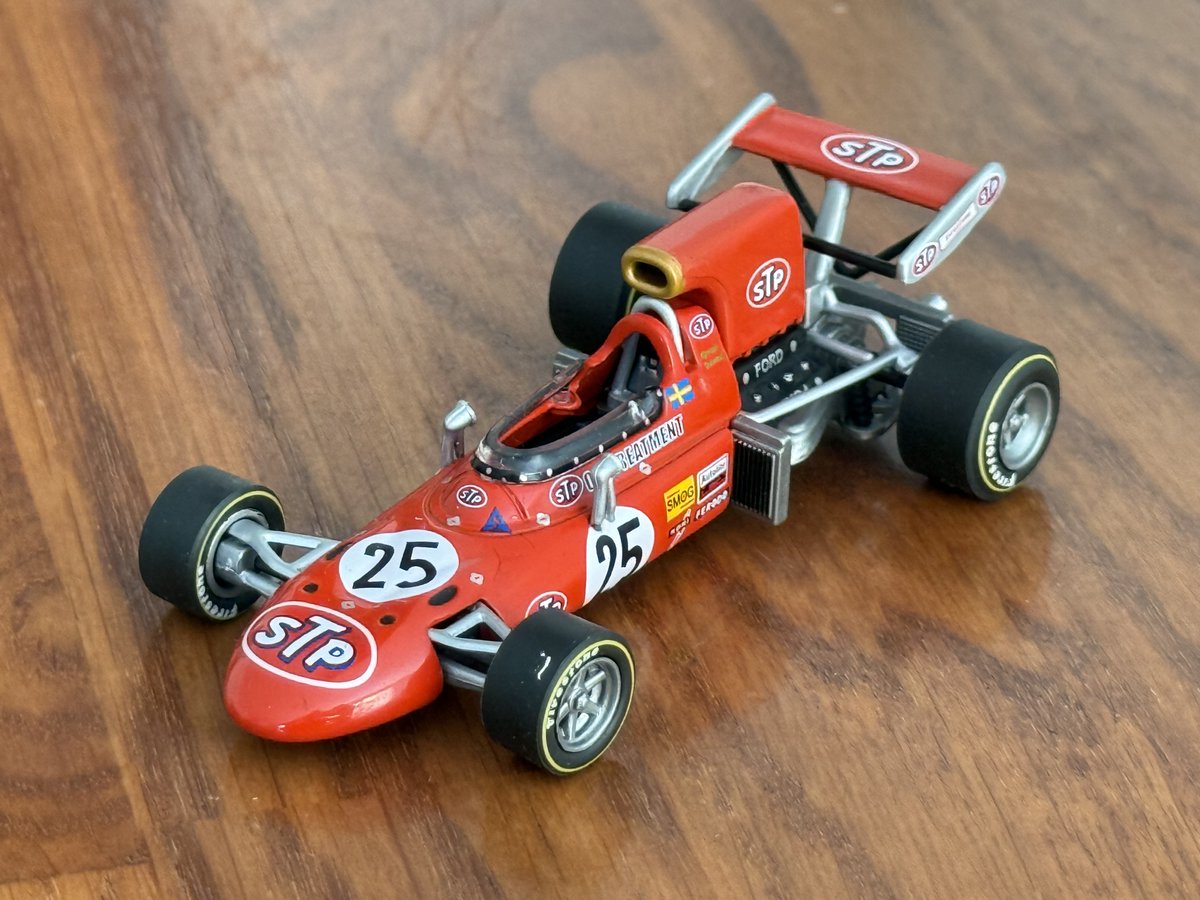 DalmauParera's tweet photo. #43vecesmáspequeños Mi colección. 2328. March 711 (1971). Muy lejos de Jackye Stewart y sin ganar ningún gran premio (fue segundo en cuatro ocasiones, entre ellas en Monza, carrera a la que corresponde la miniatura de Quartzo), Ronnie Petterson fue subcampeón del mundo en 1971. https://t.co/dlI6qxrZEt