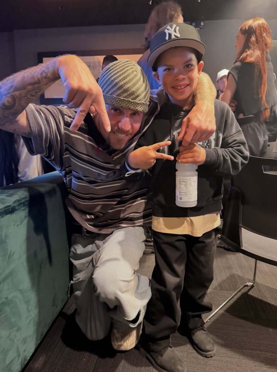 JustinsTourNews's tweet photo. Justin Bieber with a fan at The Kid Laroi’s concert last night in Los Angeles, CA. https://t.co/MKlwzWFYEB