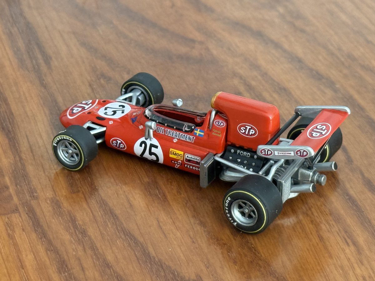 DalmauParera's tweet photo. #43vecesmáspequeños Mi colección. 2328. March 711 (1971). Muy lejos de Jackye Stewart y sin ganar ningún gran premio (fue segundo en cuatro ocasiones, entre ellas en Monza, carrera a la que corresponde la miniatura de Quartzo), Ronnie Petterson fue subcampeón del mundo en 1971. https://t.co/dlI6qxrZEt