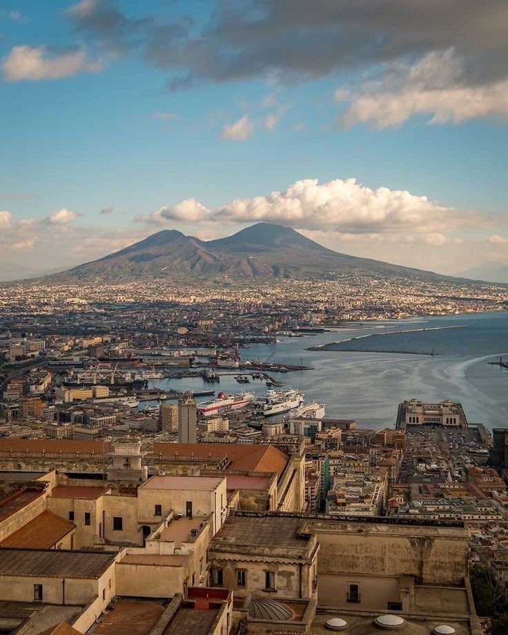 tangwix's tweet photo. markohm a napoli! 🏛️

la coppia napoletana del secolo. ohm riccone sempre alla moda e che conosce tutti i trend del momento e mark che lo va a prendere con il motorino scassato senza casco e a volte gli pullappa pure una chitarra sotto casa (verrà insultato dalla madre poi) https://t.co/g02bE6sKhM