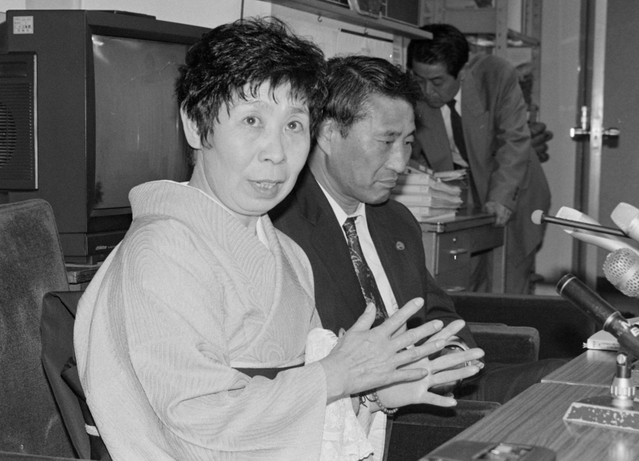 kirintosiden's tweet photo. 【娘を暴力団に殺された母…執念の復讐劇】

■悲惨な事件
・1985年、兵庫県尼崎市のスナックで発砲事件が発生
・暴力団同士の抗争の報復
・銃弾は標的を外れ、19歳の堀江まやさんに命中
・まやさんは翌朝に死亡
↓
・母の堀江ひとみさんは深い悲しみに暮れる
・しかし娘を巻き込んだ暴力団への怒りを募らせた
・暴力団を法で裁うことを決意

■前途多難な戦い
・実行犯は逮捕され懲役18年が確定
・一方で指示役とされた組長は関与を否認
・証拠不足から有罪は難しいと見られていた
・当時は暴力団対策法が存在しなかった
・多くの専門家も報復を恐れて協力を断った
・それでもひとみさんは法律を学び続けた

■暴力団対策法の追い風
・1992年に暴力団対策法が施行
・暴力団を組織として責任追及できる可能性が生まれた
・ひとみさんは組長を相手に民事訴訟を起こした
↓
・実行犯も後に組長の関与を証言
・裁判は全国から注目を集める
・暴力団の組長を相手取る前例のない戦いとなった

■命を狙われる日々
・訴訟後、ひとみさんへの嫌がらせが激化
・不審人物による付きまといが続いた
・裁判所にも暴力団関係者が押しかけた
・警察による厳重警護が行われる
・それでも彼女は一歩も引かなかった
・メディアにも積極的に出演し続けた

■戦いの結末
・実行犯の証言が決め手となる
・組長は和解条項で謝罪文への同意を余儀なくされた
・後に刑事裁判でも懲役15年判決
↓
・一般市民が暴力団組長の責任を追及した歴史的事例
・ひとみさんは実質的な勝訴を果たした
・娘の仇討ちを成し遂げた

■その後
・和解金で「まや基金」を設立
・暴力団被害者支援活動に尽力
・全国で講演活動も行った
・後の犯罪被害者支援制度にも影響を与えた
・暴力団排除の流れを後押ししたとも言われる
・ひとみさんは2012年に亡くなるまで活動を続けた

この事件は、暴力団の抗争で娘を失った母親が、命の危険にさらされながらも組織犯罪に立ち向かった実話です。その執念の戦いは、後の暴力団対策や犯罪被害者支援にも大きな影響を与えました。

#考察系事件X