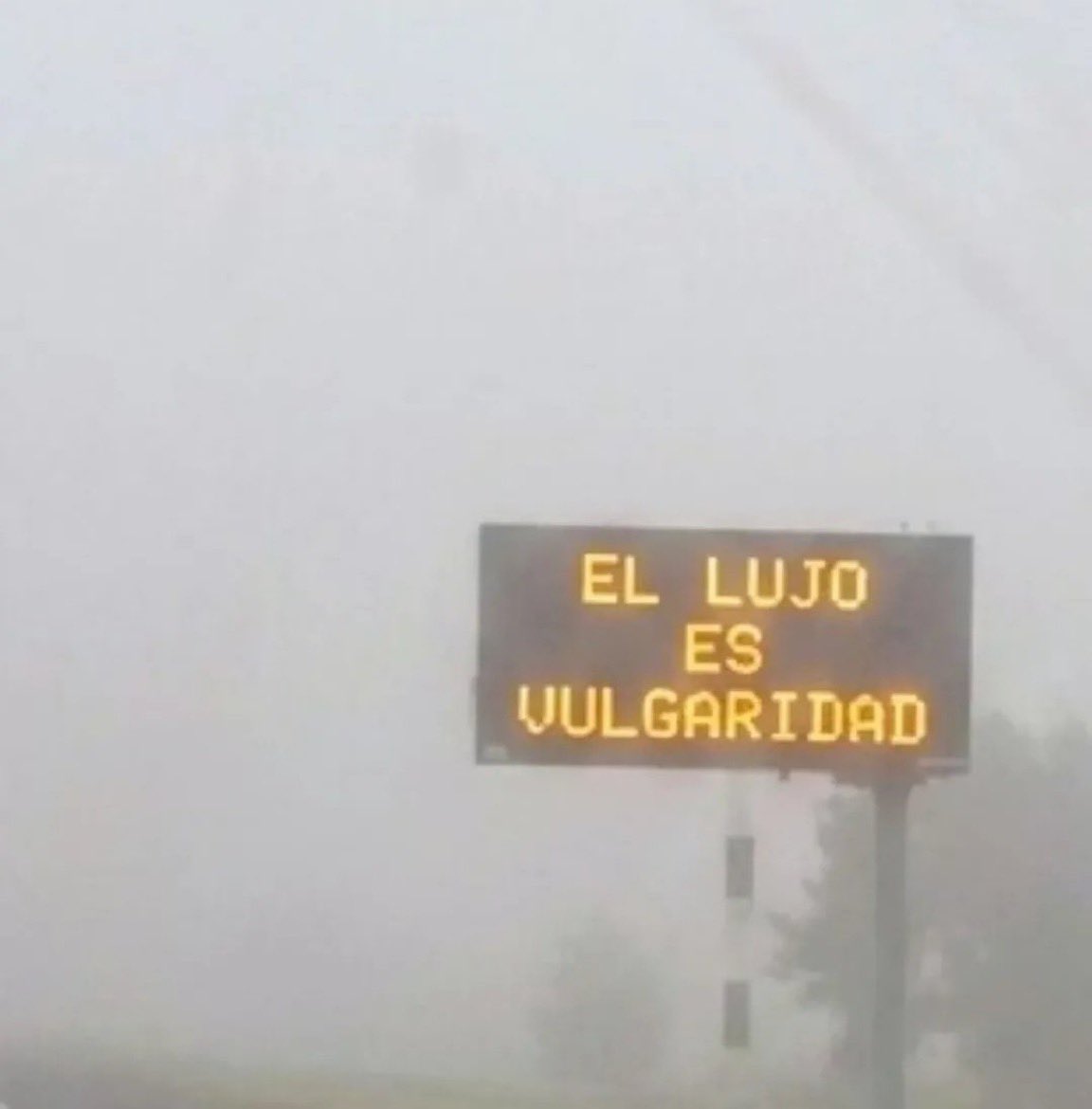 Jofa2010's tweet photo. Los carteles de prevención en autopistas advierten sobre condiciones peligrosas o cambios inminentes en el camino para evitar accidentes. 
En la Autopista La Plata Buenos Aires los carteles no son de prevención , son en homenaje al Indio Solari . No hay carteles indicando precaución zona de nieblas no circules con las luces altas.
Hay otros carteles K