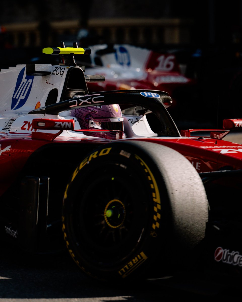 FerrariF1FRA's tweet photo. 🔴 Ferrari : C'EST CONFIRMÉ. Lewis Hamilton roule avec des disques de frein Carbon Industries depuis le Grand Prix du Japon. Ce choix a été pris dès l'année dernière et confirmé après un test à Bahreïn, lors de la pré-saison 2026. C'est ce à quoi Leclerc fait référence dans son commentaire d'après-course.  

- D'après les informations recueillies par @Auto_Racer_it après les qualifications du Grand Prix du Japon, Lewis Hamilton continue d'utiliser des étriers Brembo, mais avec des disques de frein fabriqués par Carbon Industries, le même fournisseur qu'il a utilisé pendant des années chez Mercedes et qu'il avait abandonné lors de son passage chez Ferrari.

- La décision prise par le septuple champion du monde remonte à loin. En effet, dès la saison dernière, Hamilton avait longtemps insisté pour changer de fournisseur, non pas tant pour une question de qualité que pour le feeling acquis au fil des années avec les disques français. Cependant, Ferrari est restée fidèle à son partenariat de longue date (plus de 50 ans) avec Brembo et à des solutions plus connues, avec lesquelles elle s'est toujours plutôt bien entendue. 

- L'année dernière, lors du Grand Prix du Canada, une mise à jour des freins (plaquettes) avait permis de calmer quelque peu la situation, Hamilton se sentant un peu plus à l'aise avec cette solution. Cependant, le septuple champion du monde a continué à faire pression tout au long de l'hiver pour obtenir une solution qui lui convienne davantage. Ainsi, sans trop de bruit et après un test à Bahreïn en pré-saison, Hamilton a réussi à convaincre son équipe de changer la fourniture des freins sur sa voiture, s’engageant officieusement dans cette voie dès le Grand Prix du Japon à Suzuka. Il est toutefois important de souligner que tout le reste du système de freinage, y compris sur la voiture numéro 44, reste de fabrication Brembo.

- C'est pourtant précisément la solution des disques à laquelle Charles Leclerc faisait référence après la course de Monte-Carlo et qu'il pourrait, selon les informations recueillies par @Auto_Racer_it, tester lui aussi dans les prochaines semaines pour retrouver un feeling qui semble s'être perdu.

(🌕 Plus d'informations dans l'article de @SmilexTech : https://t.co/N1Amui9C4j)