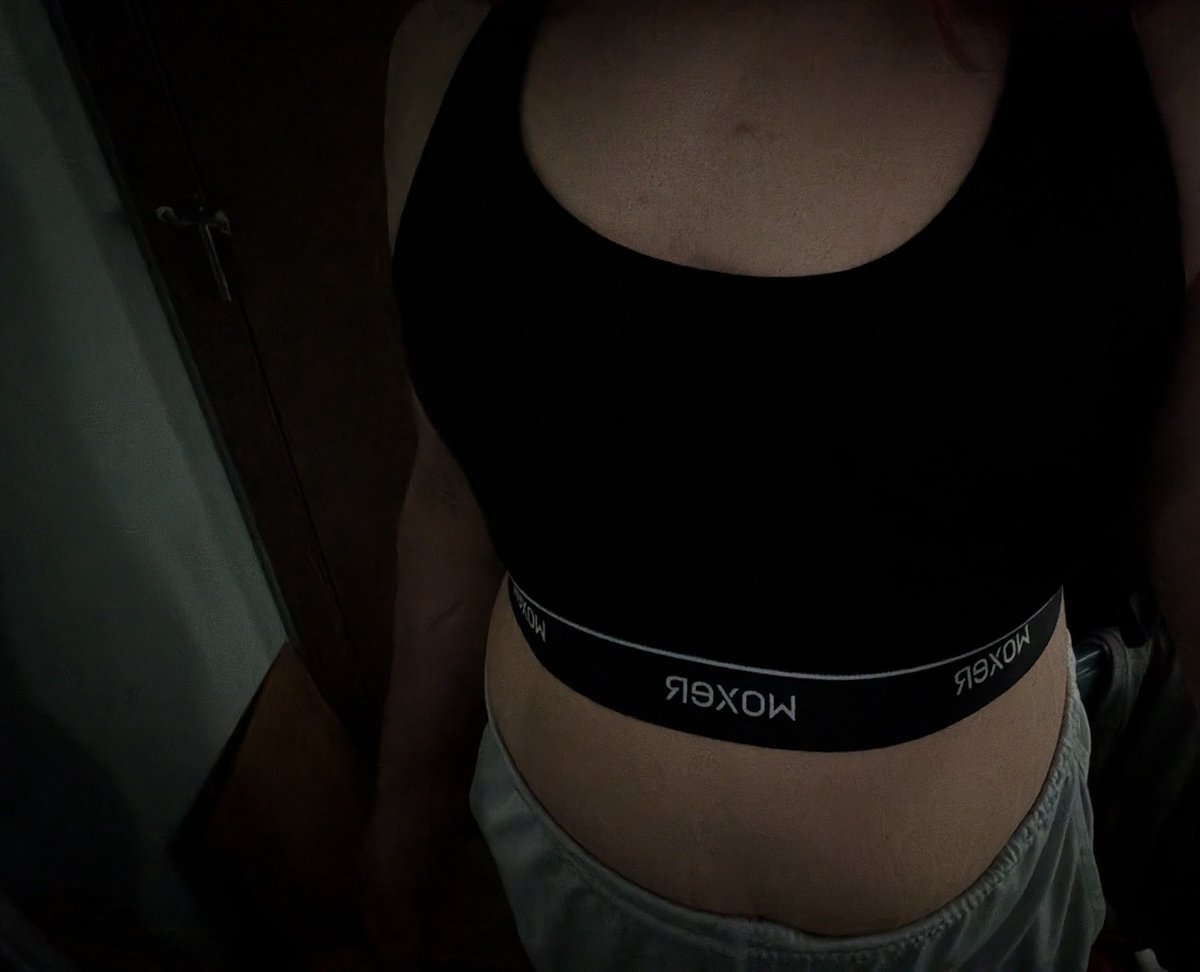hyperslvt02's tweet photo. my lack of boobs 😔 https://t.co/kXVlXTUDd0