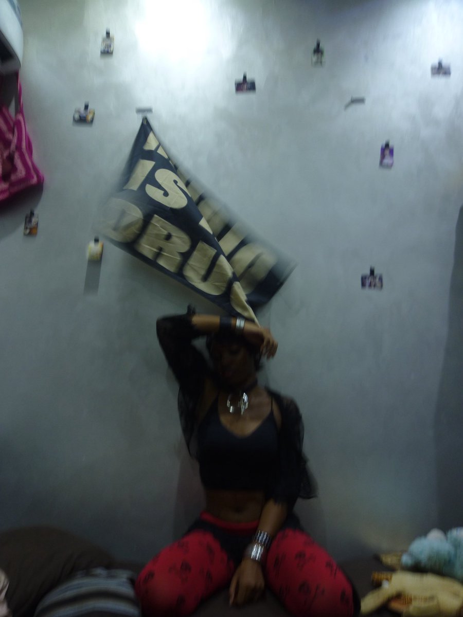 es0tericam's tweet photo. Music is my drug!!! https://t.co/7HewVLyR20