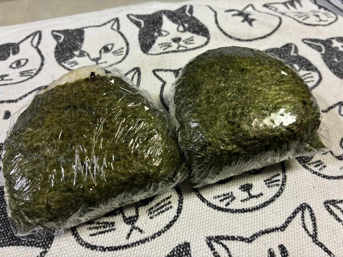 mitake1999's tweet photo. 今日の息子の

朝メッシ
と
昼メッシ？

今日は調理実習らしく、「たぶん、足らないからおにぎりを2つお願い！」とのことw

#高校生弁当 https://t.co/K79sx0GZP6