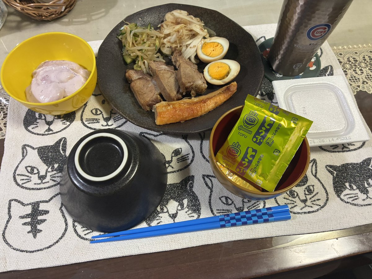mitake1999's tweet photo. 今日の息子の

朝メッシ
と
昼メッシ？

今日は調理実習らしく、「たぶん、足らないからおにぎりを2つお願い！」とのことw

#高校生弁当 https://t.co/K79sx0GZP6
