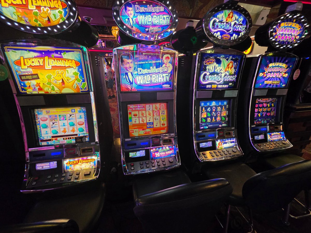 cnote_vegas's tweet photo. Old school slots at Casino Royal #NotMyPics #Vegas https://t.co/8NnlbMBgrV
