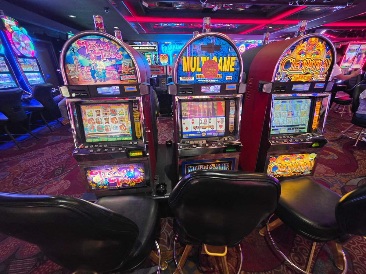 cnote_vegas's tweet photo. Old school slots at Casino Royal #NotMyPics #Vegas https://t.co/8NnlbMBgrV