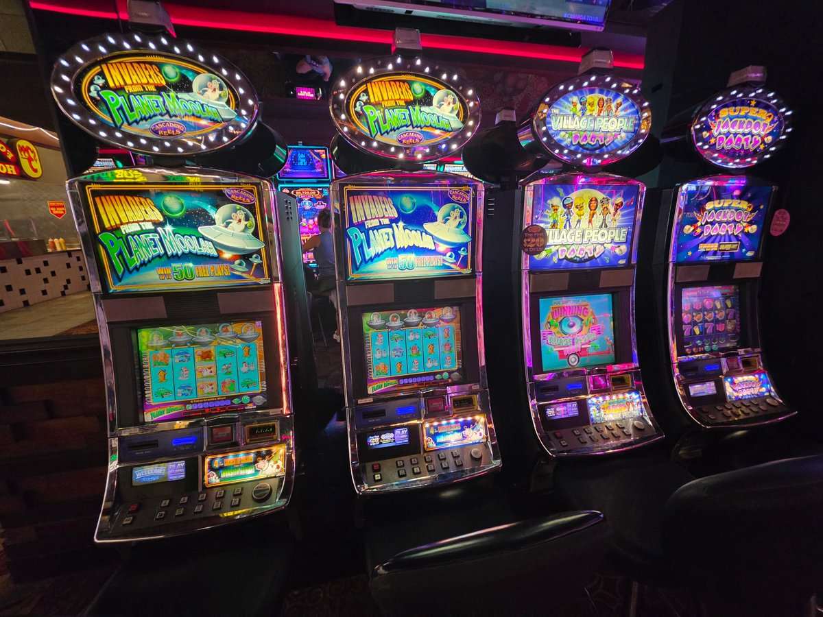cnote_vegas's tweet photo. Old school slots at Casino Royal #NotMyPics #Vegas https://t.co/8NnlbMBgrV
