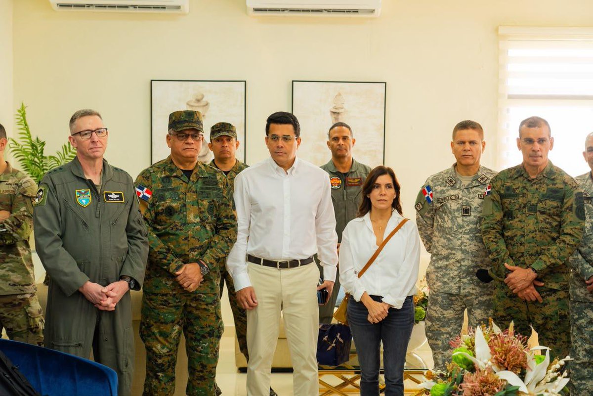 DavidColladoM's tweet photo. Hoy domingo, por invitación de la embajadora de los Estados Unidos en la República Dominicana, @ambleahcampos, realizamos una visita de cortesía al portaaviones USS Nimitz, donde fuimos recibidos por el Capitán de Navío Joseph J. Furco, comandante de esta emblemática embarcación de la Armada de los Estados Unidos.

Una oportunidad para conocer de cerca sus operaciones y continuar fortaleciendo los lazos de cooperación entre ambas naciones.