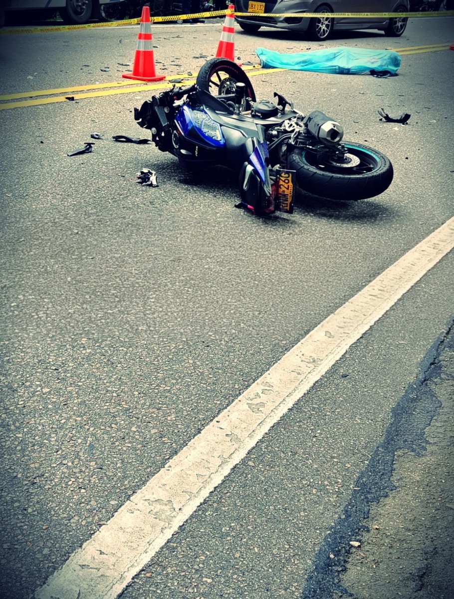PasaenBogota's tweet photo. #CUNDINAMARCA. La mañana de este 07JUN reportaron un siniestro vial con fatalidad en la vía Bogotá - La Mesa. Según información recibida, en el accidente se vieron involucrados dos motocicletas, desafortunadamente dejó una persona fallecida y a otra gravemente lesionada, quien fue trasladada a un centro hospitalario.

📹 COMPLETO👉 https://t.co/t6MIMO77Zn