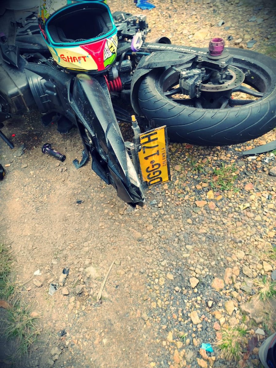 PasaenBogota's tweet photo. #CUNDINAMARCA. La mañana de este 07JUN reportaron un siniestro vial con fatalidad en la vía Bogotá - La Mesa. Según información recibida, en el accidente se vieron involucrados dos motocicletas, desafortunadamente dejó una persona fallecida y a otra gravemente lesionada, quien fue trasladada a un centro hospitalario.

📹 COMPLETO👉 https://t.co/t6MIMO77Zn