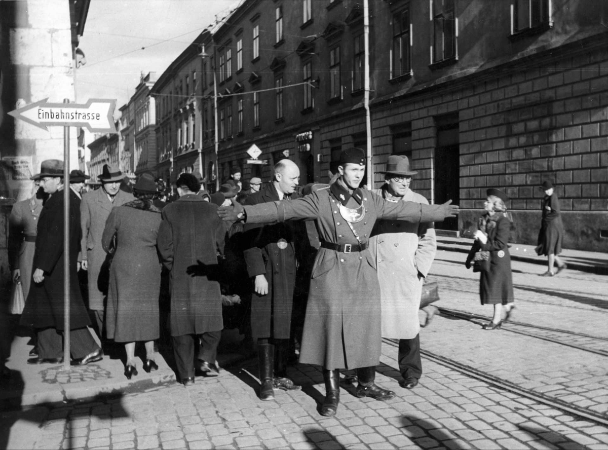 KirkKapitan's tweet photo. Dla ciekawych - wypadek drogowy w Krakau w 1941; opieka policyjna nie pomogła. Hauptstrasse wychodziła na Adolf-Hitler-Platz, gdzie linia Strassenbahn mieszała się z ruchem drogowym. No i kozak na das Fahrrad sobie też narobił. https://t.co/Gn9FAmWpPF