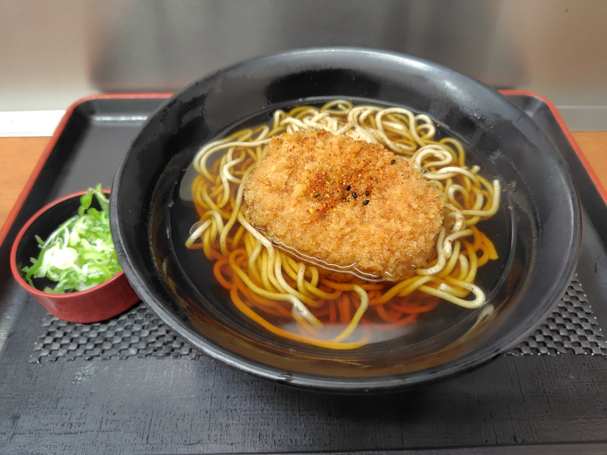 seijintwit's tweet photo. 菜の花そば　千葉
コロッケそば480円
蕎麦とつゆはJR系の立ち食い蕎麦なんだけどコロッケは肉厚でなかなかの食べ応え
つゆに浸しても美味しくそれによりつゆも美味に
菜の花そばはなかなか無いのであると入っちゃいます
#千葉 #立ち食いそば #ランチ #lunch https://t.co/7jhOq9jgiR