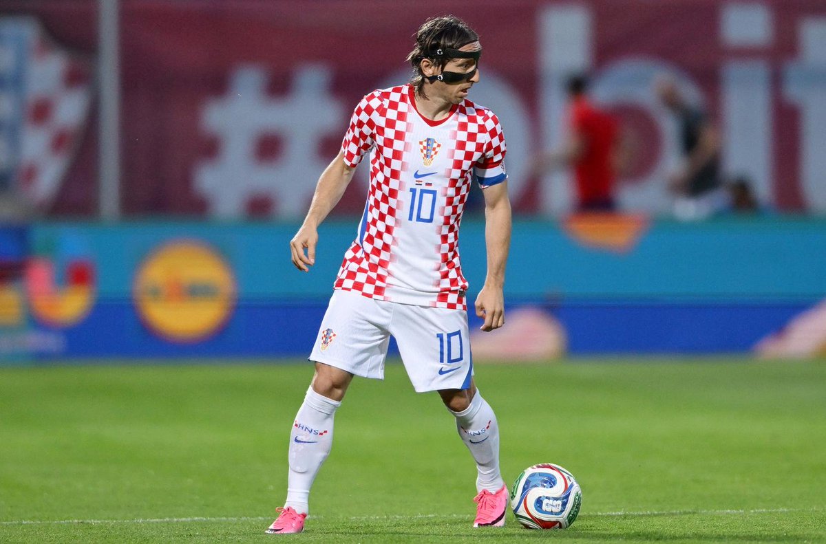Luka Modrić vs Slovenia: 58 minutes played 1 goal 1 shot 3 key passes 45/51  accurate passes 2/3 accurate long balls 1 interception 1 clearance 2  recoveries 𝐌𝐀𝐄𝐒𝐓𝐑𝐎 🍷