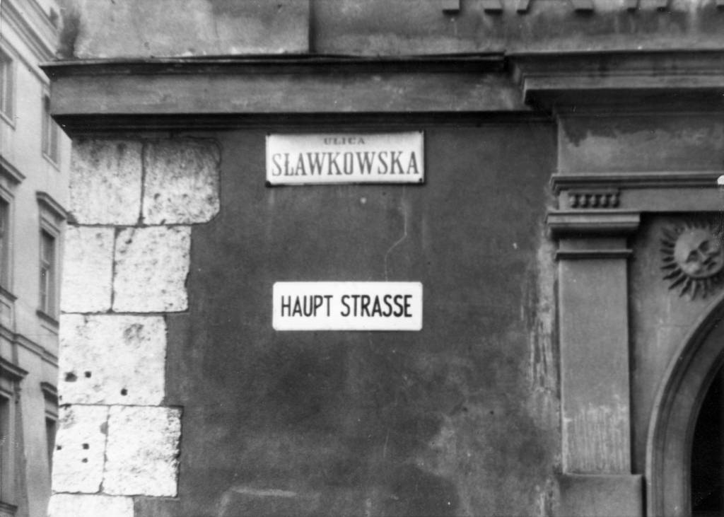 KirkKapitan's tweet photo. Dla ciekawych - wypadek drogowy w Krakau w 1941; opieka policyjna nie pomogła. Hauptstrasse wychodziła na Adolf-Hitler-Platz, gdzie linia Strassenbahn mieszała się z ruchem drogowym. No i kozak na das Fahrrad sobie też narobił. https://t.co/Gn9FAmWpPF