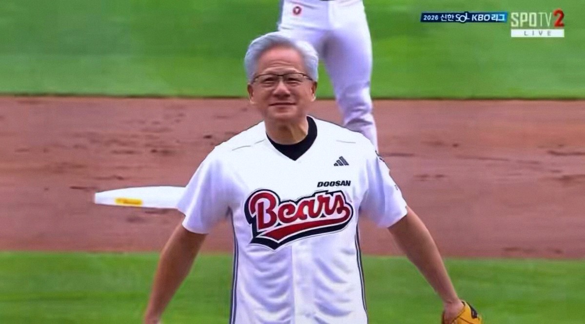 alishan564's tweet photo. $NVDA's Jensen Huang tossed the ceremonial first pitch at a Korean baseball game, rocking a Bears jersey. https://t.co/1F6l3Fh82U
