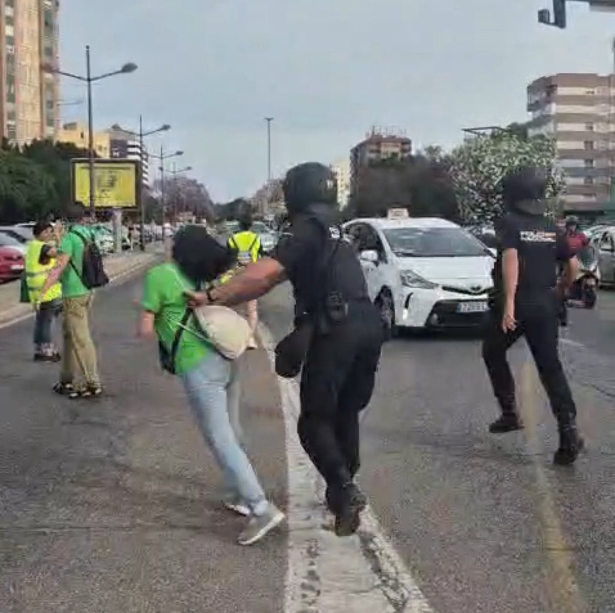 corbatademaduro's tweet photo. @policia Como le gusta a nuestra policía el contacto físico con las personitas más vulnerables https://t.co/WqyC5Mpz2s