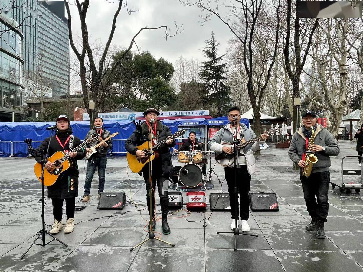 davisfoxy's tweet photo. Busker strumming a classic guitar on a city bench, passersby pausing for a quick smile—simple street charm hits different today. https://t.co/dxtKOLiWEx
