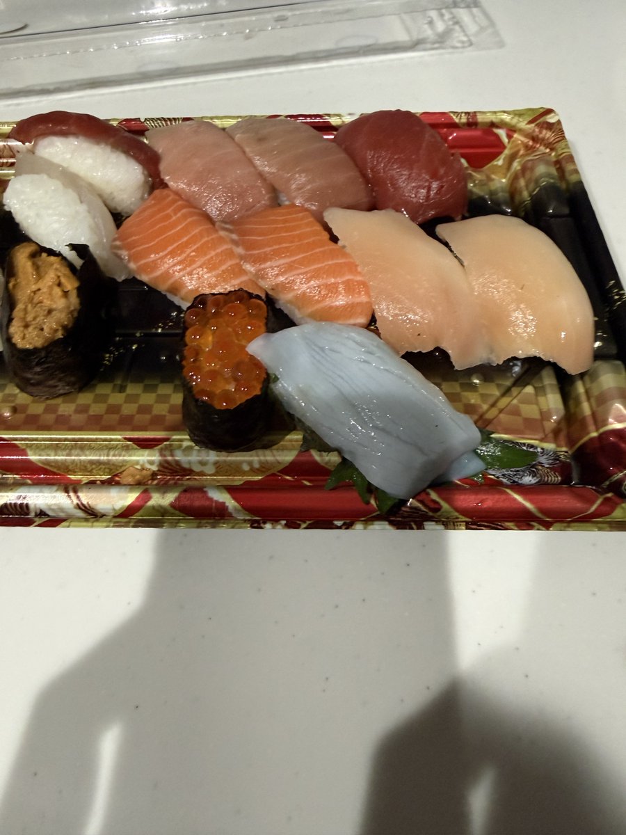 045clean's tweet photo. 朝からお寿司を食べたので昼はバナナ一本です🍌 https://t.co/uY3NdovCm1