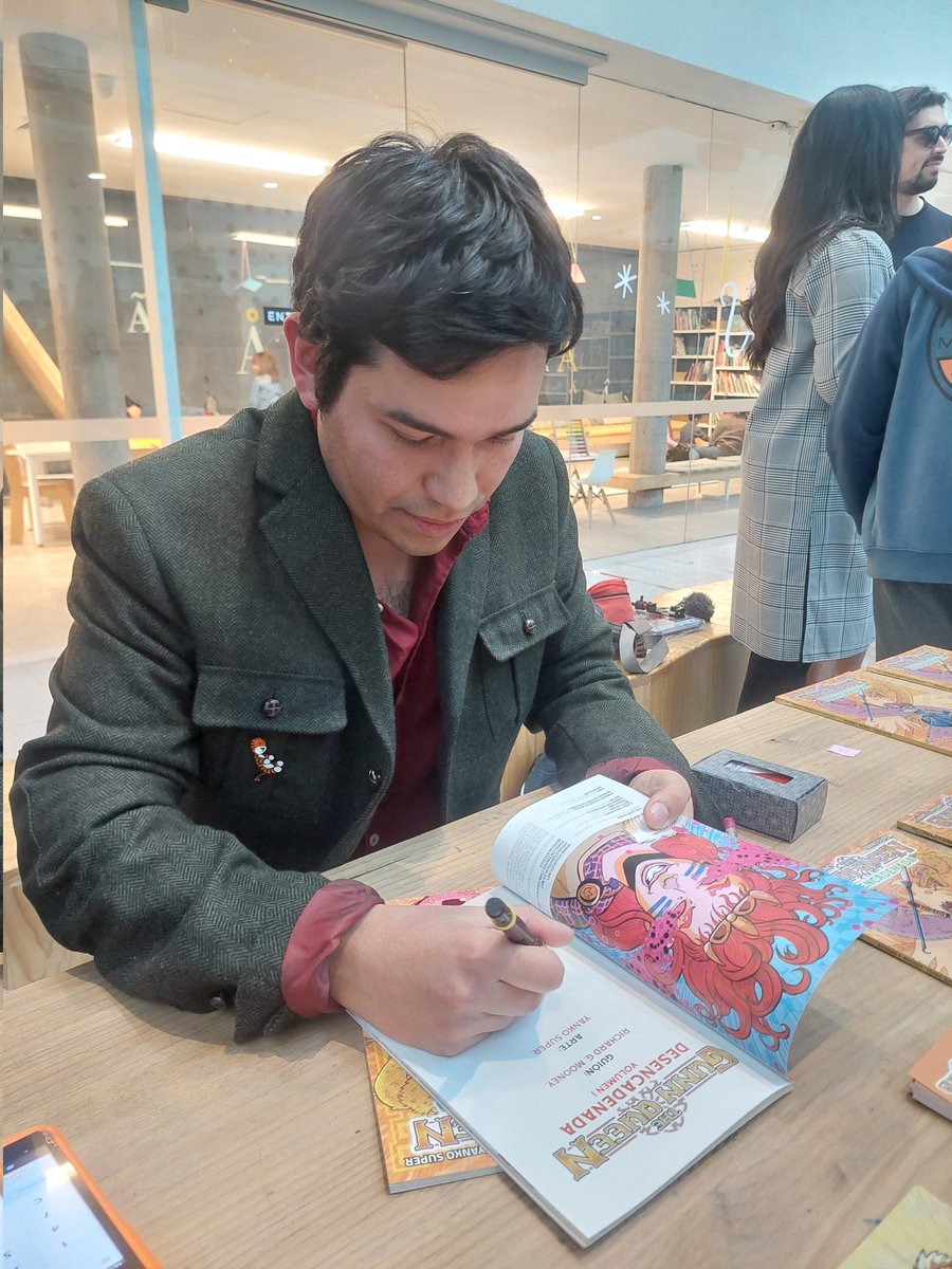 CAReyesG's tweet photo. En el lanzamiento de la nueva historieta de Yanko Super y Richard G. Mooney: Gunn Queen Desatada en @CCPLM
@visuales_chile Modera @EnVinetas https://t.co/jwBKOy1SKb