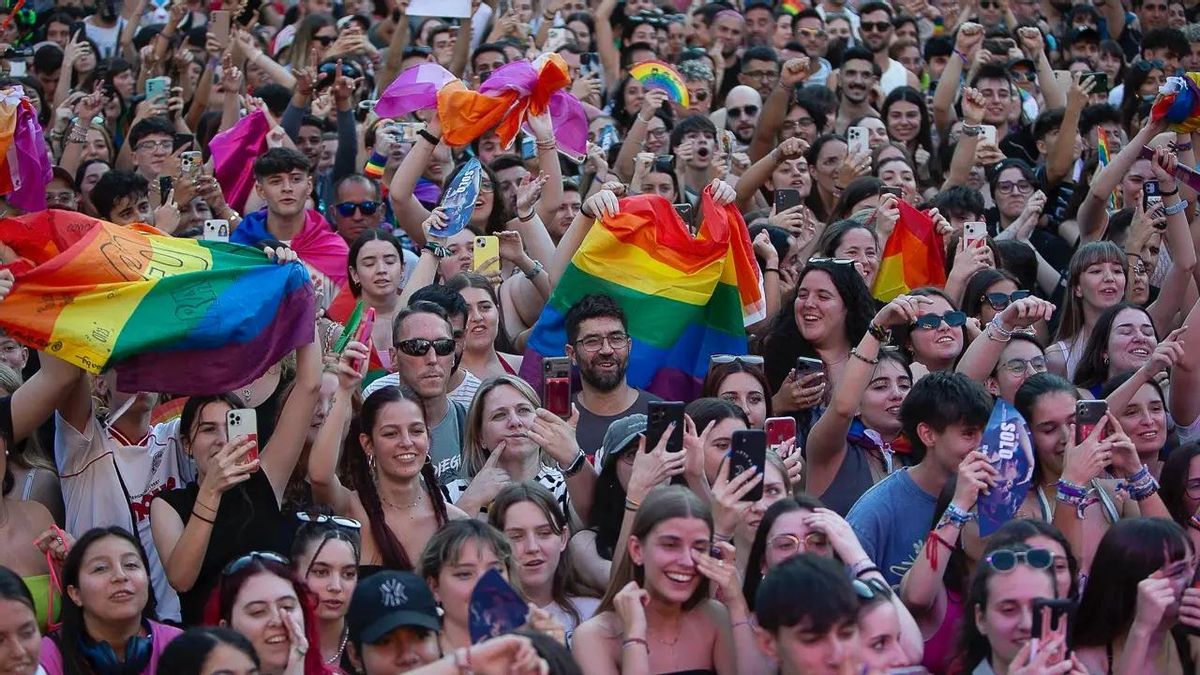 RED_GirlAtHome's tweet photo. @Cantares8_6 @andoni_casen @Santi_ABASCAL me da que tú no has ido a los desfiles del orgullo, y esto más bien lo has visto en las salas oscuras, discotecas y en quedadas en grindr (que encajaría con tu ninfomanía), así que a saber dónde tu te has estado metiendo. aquí hay fotos del orgullo en Madrid https://t.co/mCcRUdnWwj