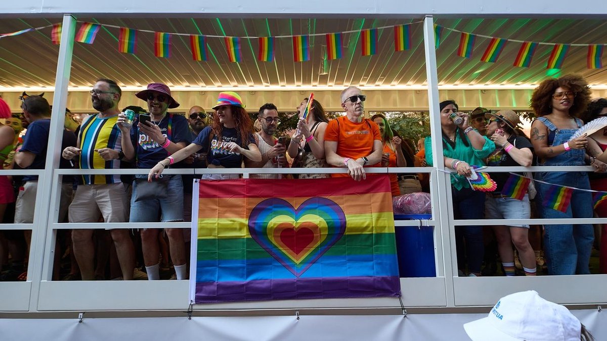RED_GirlAtHome's tweet photo. @Cantares8_6 @andoni_casen @Santi_ABASCAL me da que tú no has ido a los desfiles del orgullo, y esto más bien lo has visto en las salas oscuras, discotecas y en quedadas en grindr (que encajaría con tu ninfomanía), así que a saber dónde tu te has estado metiendo. aquí hay fotos del orgullo en Madrid https://t.co/mCcRUdnWwj