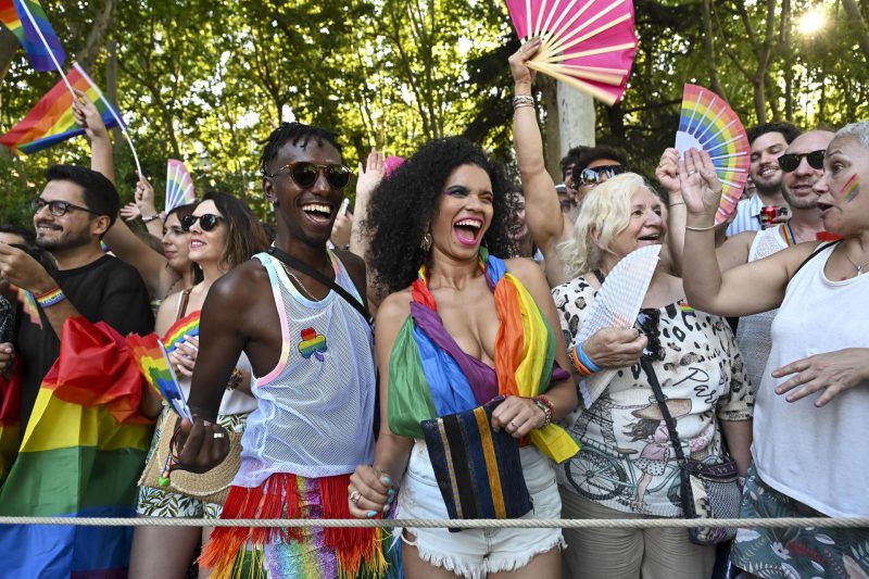 RED_GirlAtHome's tweet photo. @Cantares8_6 @andoni_casen @Santi_ABASCAL me da que tú no has ido a los desfiles del orgullo, y esto más bien lo has visto en las salas oscuras, discotecas y en quedadas en grindr (que encajaría con tu ninfomanía), así que a saber dónde tu te has estado metiendo. aquí hay fotos del orgullo en Madrid https://t.co/mCcRUdnWwj