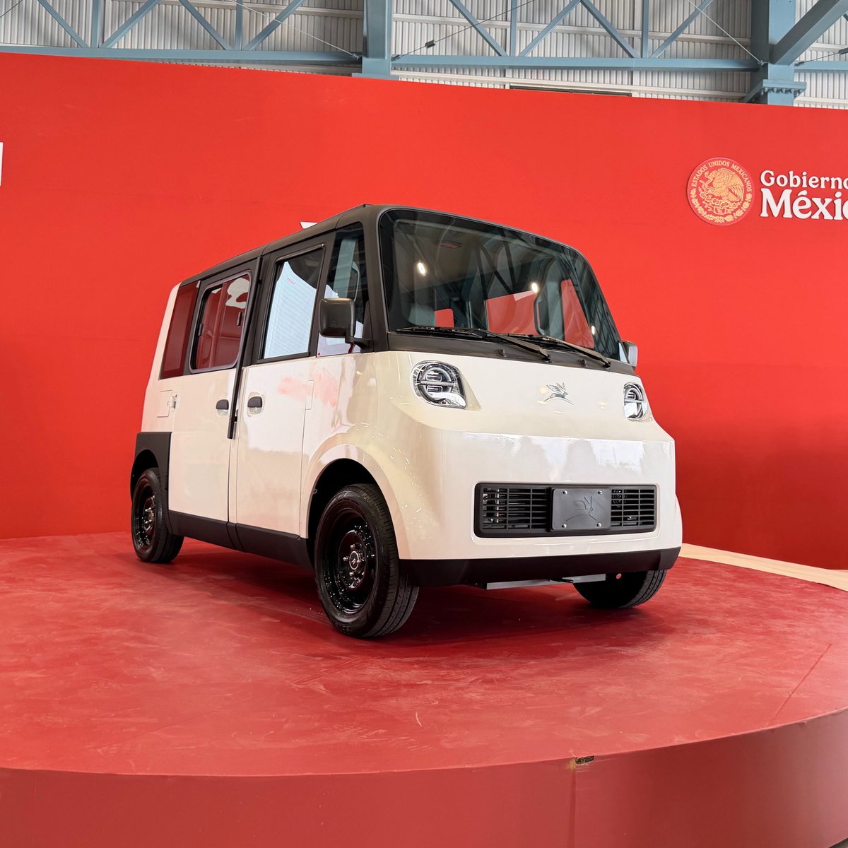 gabosalazar21's tweet photo. Por fin conocemos el Olinia. No es el auto eléctrico mexicano que muchos esperaban, pero sí puede ser el que muchos mexicanos necesitan.

Motor de 13.5 kW, 125 km de rango, 50 km/h de velocidad máxima y puerto NACS. Desde $150,000. Disponible en verano 2027.

Pensado para reemplazar mototaxis y tuk-tuks, no autos de uso particular. Está enfocado en ciudades y pueblos de México.

La verdad no suena mal para lo que es y a quien va dirigido pero dentro de poco veremos también una versión de carga y luego una de uso personal. 

¿Les parece interesante?