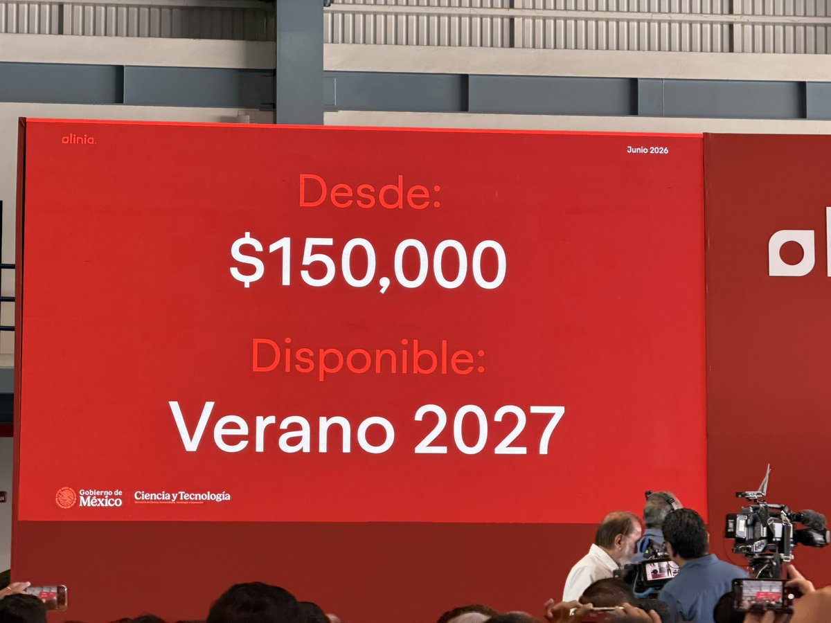 gabosalazar21's tweet photo. Por fin conocemos el Olinia. No es el auto eléctrico mexicano que muchos esperaban, pero sí puede ser el que muchos mexicanos necesitan.

Motor de 13.5 kW, 125 km de rango, 50 km/h de velocidad máxima y puerto NACS. Desde $150,000. Disponible en verano 2027.

Pensado para reemplazar mototaxis y tuk-tuks, no autos de uso particular. Está enfocado en ciudades y pueblos de México.

La verdad no suena mal para lo que es y a quien va dirigido pero dentro de poco veremos también una versión de carga y luego una de uso personal. 

¿Les parece interesante?