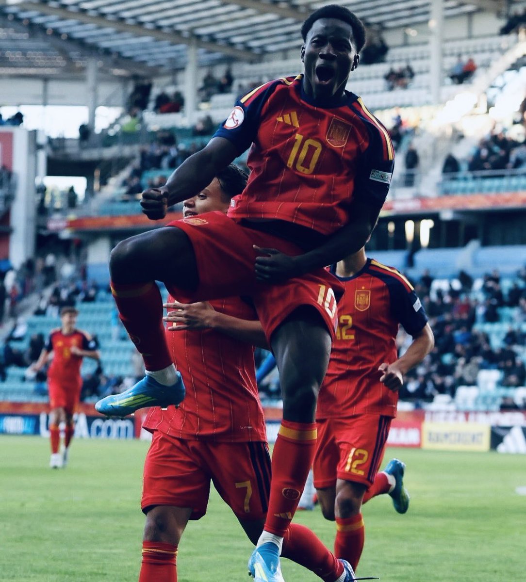 VisionBlaugrana's tweet photo. 🚨 Ebrima Tunkara a été élu meilleur joueur de l’EURO u17 !!

1 but et 4 passes décisives pour le prodige de La Masia 💎 https://t.co/KXCXZlismn