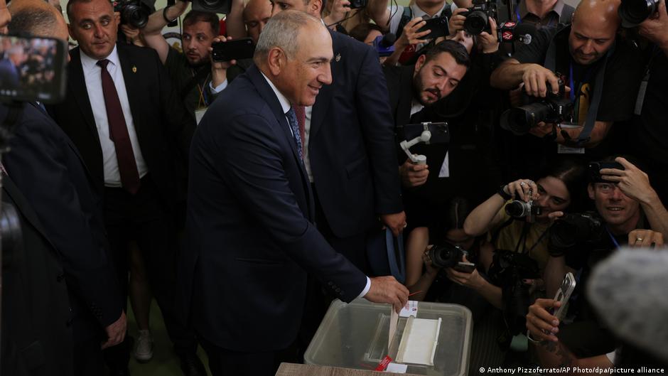 dw_russian's tweet photo. На выборах в Армении побеждает партия Пашиняна. Это следует из данных ЦИК Армении. Согласно предварительным результатам, правящая партия премьер-министра Никола Пашиняна "Гражданский договор" получает 57,14% голосов https://t.co/Llx1BydugE https://t.co/XCPz3iCvsY
