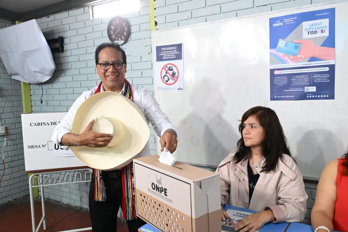 LuisPesantes's tweet photo. LADRAN porque algunos fueron a votar con la camiseta de PERÚ… Pero el DISFRAZ de este PAYASO sí les parece normal. https://t.co/tlyogPP8VI