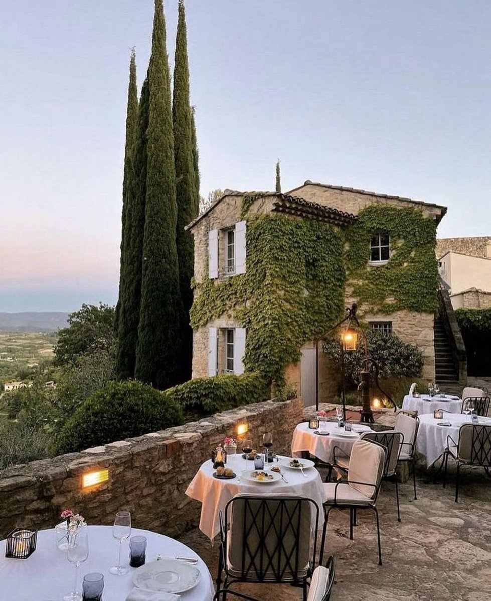 tangwix's tweet photo. fourth in toscana!🏛️

ascoltatemi qua. zona di arezzo, in uno di quei ristoranti persi nelle vallate trovi un cameriere bellissimo e super estroverso di cui ti innamori perdutamente e che non rivedrai mai più . Ecco. Fourth. (non chiedetemi se questa cosa mi è successa, xfav) https://t.co/1m4foBdkn5