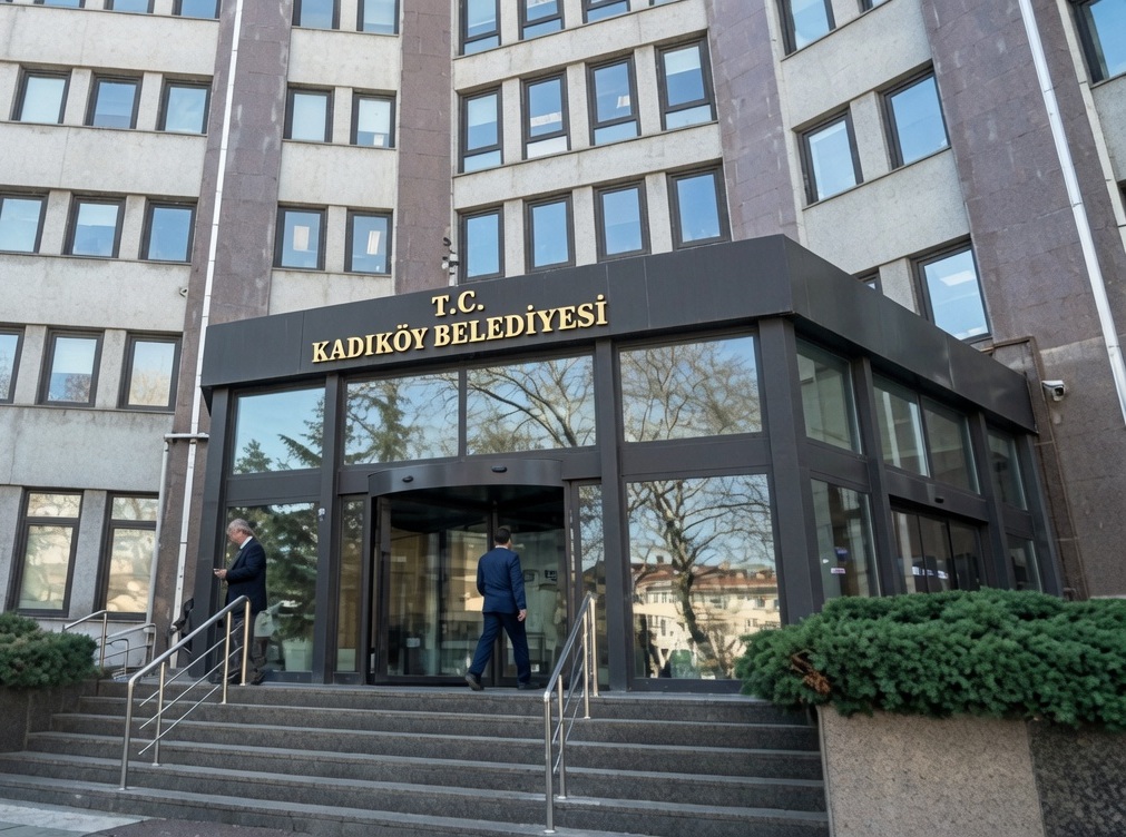GusoderX's tweet photo. 🔴 | Kadıköy Belediyesi hakkında skandal iddialar!

5199 sayılı Kanuna rağmen uzun süredir başıboş köpekleri toplatmayan belediye yönetimi, köpekleri toplamak isteyen Veteriner Hekim ve Müdürlük çalışanlarına mobing yaparak Park Bahçeler Müdürlüğü'ne sürgün etti.

İddiaya göre: CİMER şikayeti üzerine @kadikoybelediye binasında başıboş gezen 2 köpek Veteriner İşleri Müdürlüğünce barınağa alındı.

Bunun üzerine Kanun tanımaz belediye yönetimi müdürü görevden aldı, Veteriner Hekimi ve başıboş köpek istemeyen personeli başka bir müdürlükte görevlendirdi. Evet yanlış duymadınız kanuna uyan mesleğini yapan veteriner hekimler cezalandırıldı.

Kadıköy Belediyesi barınak kapasitesinin yeterli olduğunu beyan ederek bakanlıktan yer tahsisi bile istememiş olmasına rağmen, vatandaş şikayetlerine çeşitli bahaneler öne sürerek köpekleri toplamamakta, hasta ve yaralı olarak sokaktan aldığı köpekleri ise sahiplendirme adı altında tanıdığı bildiği kişilere verip sokağa geri bırakılmasına göz yummaktadır.

İçişleri Bakanlığı müfettişlerince tüm bu hususların değerlendirilerek gerekli denetim ve incelemenin sonucunda başta Belediye Başkanı @mesutkosedagi olmak üzere ilgili Başkan Yardımcısı, Veteriner İşleri Müdürü ve sorumlu tüm kamu görevlileri hakkında savcılığa suç duyurusunda bulunulmasını talep ediyoruz.

@mustafaciftcitr I @valialicelik 
@gul_davut I @TC_istanbul