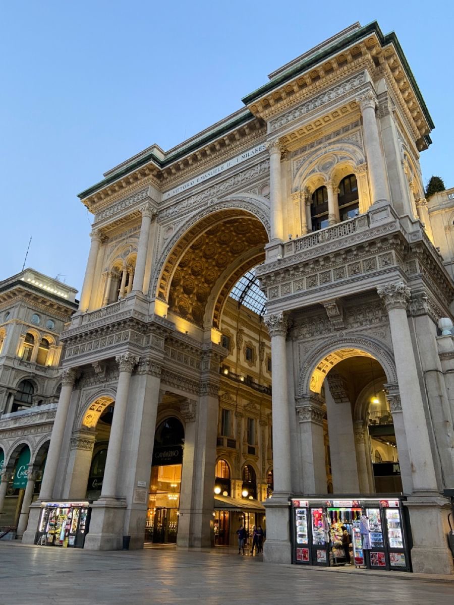 tangwix's tweet photo. gemini in lombardia! 🏛️

quel lombardo di Magenta, di famiglia ricca che ha frequentato solo scuole internazionali e che va in vacanza in Sardegna. le serate a milano se le fa comunque, ovviamente (tavolo al gattopardo) https://t.co/vKdSvkMyD6