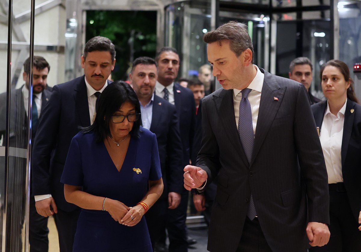 aBayraktar1's tweet photo. Cumhurbaşkanımız Sayın @RTErdogan'ın daveti üzerine ülkemize gelen Venezuela Geçici Devlet Başkanı Sayın Delcy Rodriguez’i İstanbul’da karşıladık. https://t.co/Yy4tI3G27a