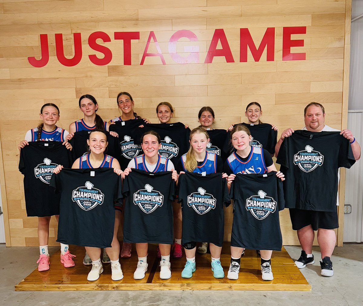 wi_city_'s tweet photo. Congrats to our City Hoops 17U girls on going 3-0 and bringing home the championship at the JustAGame Stock-Risers Showcase in the Dells! π. #GoCityπ https://t.co/JIVl1Z09Wl
