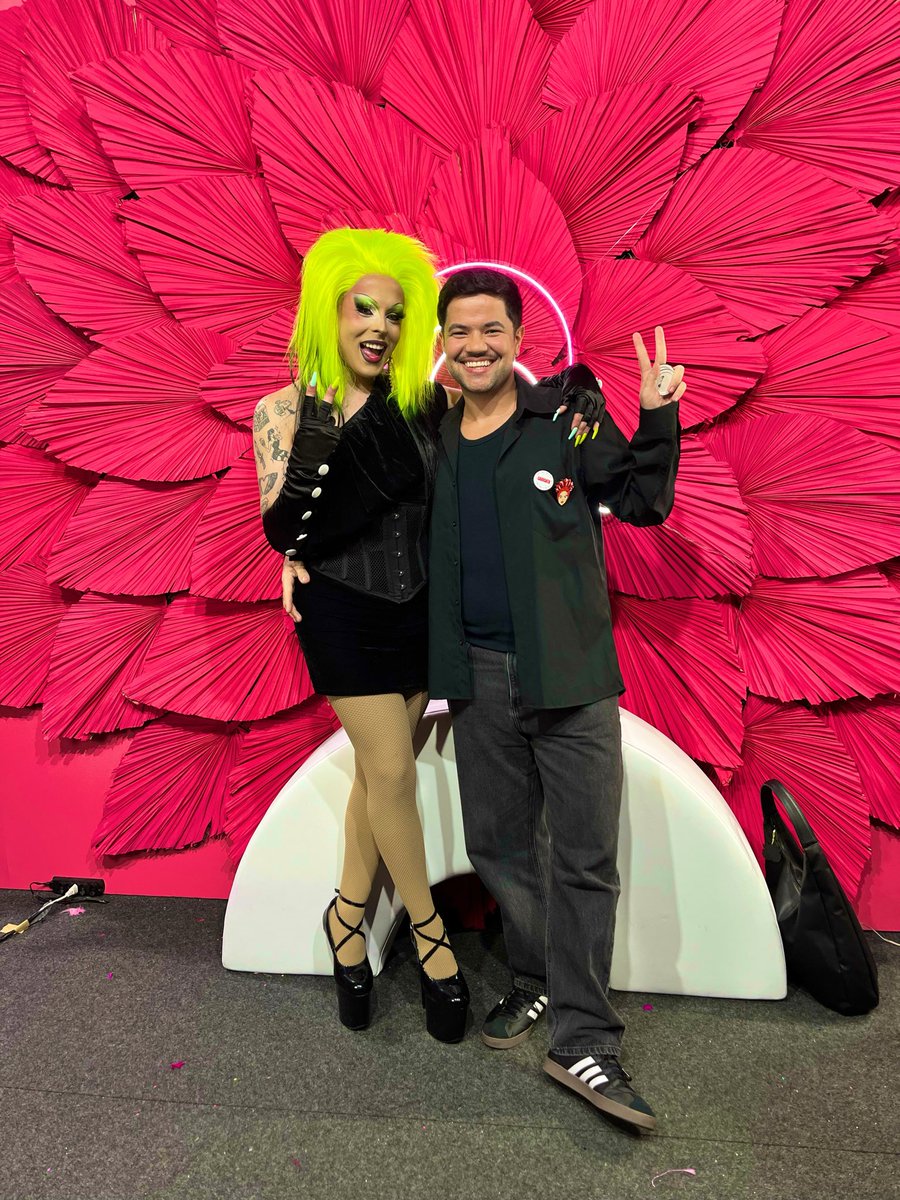 cauealvarez's tweet photo. no programa foi possível vermos só um recorte de uma parte que a @poseidondrag é, ontem ganhou mais um fã! impecável, fofa, e bonita né? 🤪 https://t.co/bYvu8WIxH4