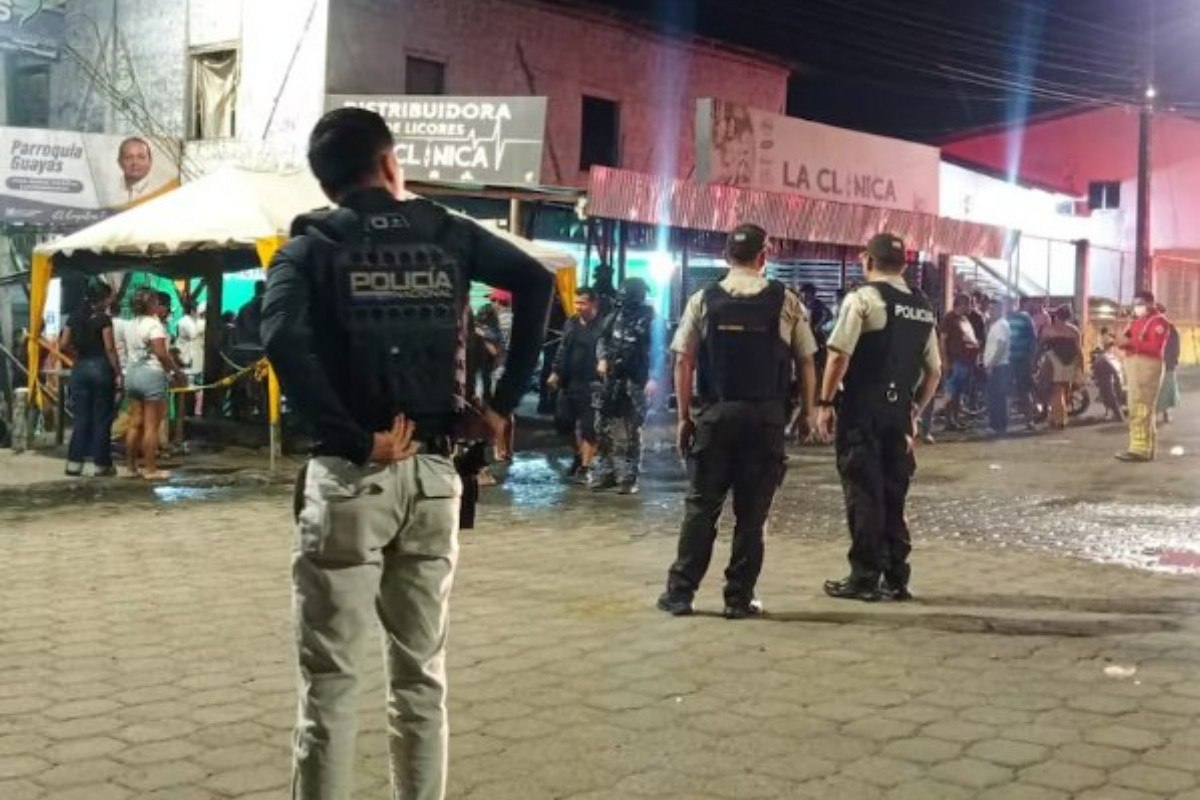teleSURtv's tweet photo. 🚨Ecuador: Cinco muertos en nuevo ataque armado en Guayas, pese a estado de "conflicto armado interno". El país busca combatir bandas criminales, pero la violencia persiste. 

#Ecuador #Violencia #Narcotráfico #teleSUR https://t.co/4xC3VvAWUy