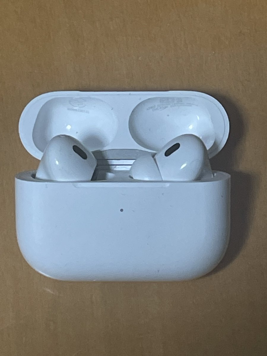 shosho0722's tweet photo. メルカリで最悪トラブル。5月24日。使わなくなったAirPodsを出品したら1分で即売れ。コンビニ払いだからと梱包して待つも2日無言。『いつ払いますか？』と送り相手の垢を見たら評価0だった。嫌な予感がしつつ3日目に急に支払われ発送。5日後『片耳聞こえない』と返品。3日後に戻ってきた商品みて絶句… https://t.co/mK7Dssj4UR