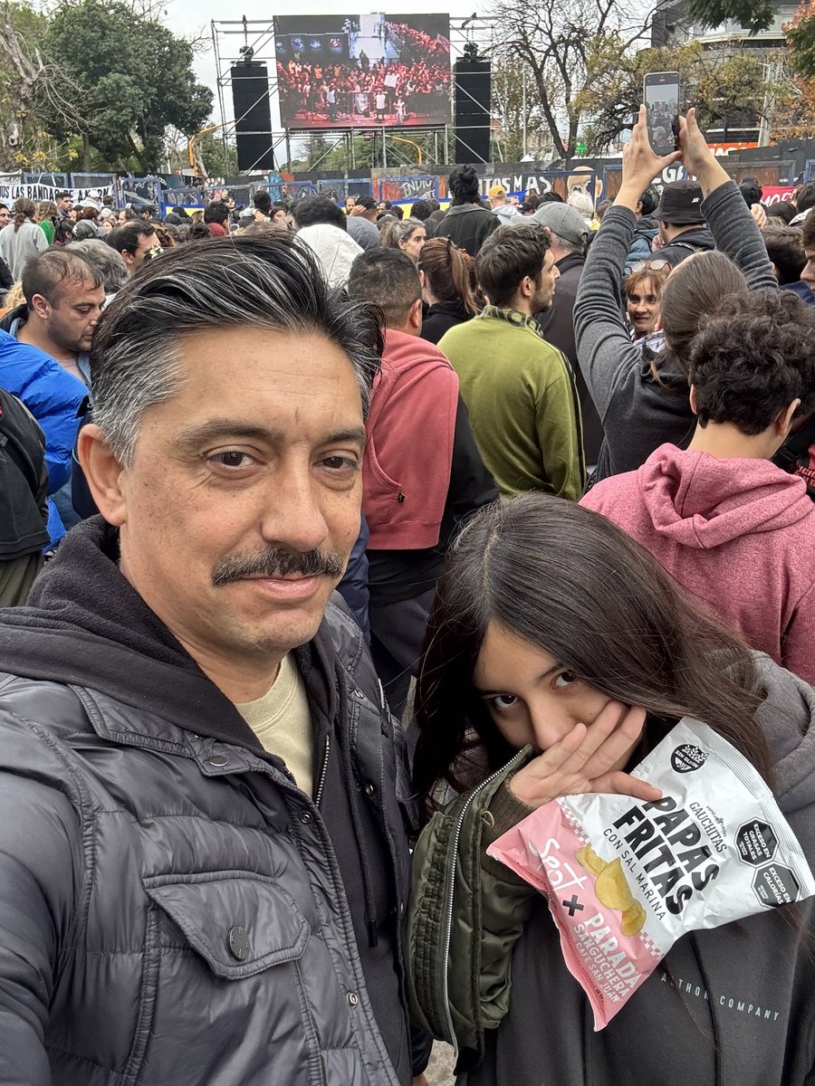 latofercho's tweet photo. Necesitaba pasar un rato necesitaba llorar y abrazar a esa banda inconsolable de perros sin folletos. 
Gracias Indio, se te va a extrañar mucho.
Nos están quedando pocos de los buenos y buenas.
Cuidemos a Cristina. https://t.co/FGweXnatLW