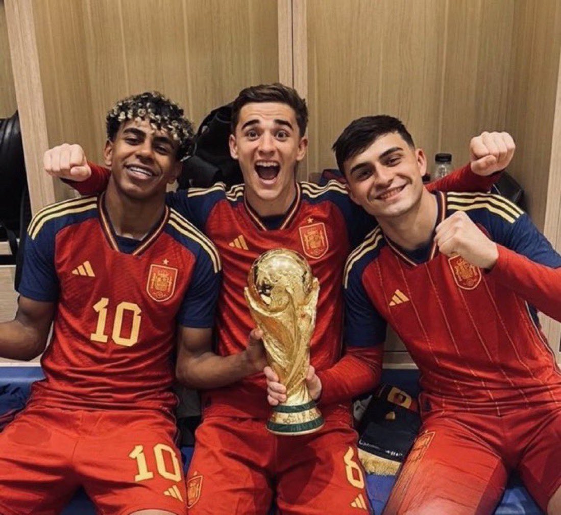 0FCB200's tweet photo. ياكوليز 
يمين ولا يسار ؟؟ https://t.co/wSoWrMgodZ