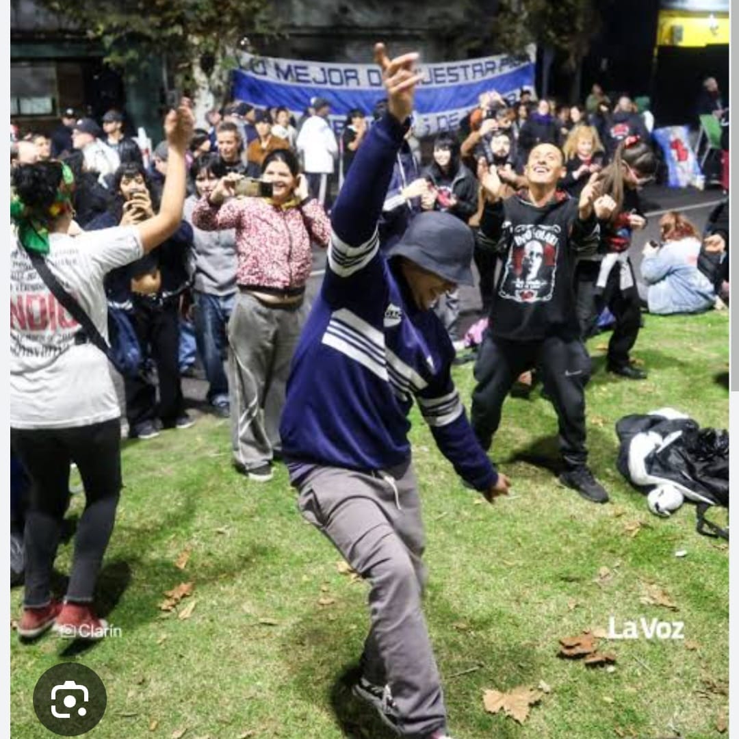 NickyMarquez1's tweet photo. La escoria social en el velorio del Indio. Por Nicolás Márquez. Te espero hoy en vivo en mi canal de YouTube 19Hs. Drogas, violencia, alcohol, peronismo, vagancia y delito: dime quién te escucha y te diré quién eres. LINK ACÁ: https://t.co/EZ3vcEXE0y https://t.co/iglA6QPVcP