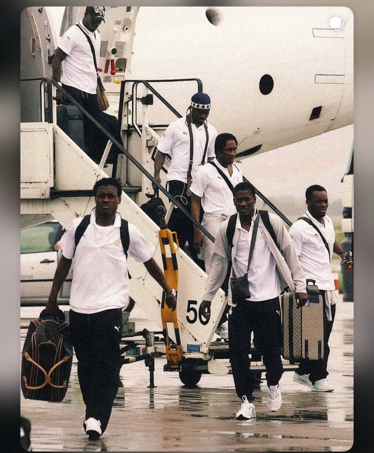 Scree_Nice80's tweet photo. One look at their faces and you could tell they were carrying the hopes of a whole nation.

They weren’t just going to a tournament ..they were going to represent 30 million hearts.

Those were special times for Ghana football. 🇬🇭 https://t.co/gU3FfN9TjX