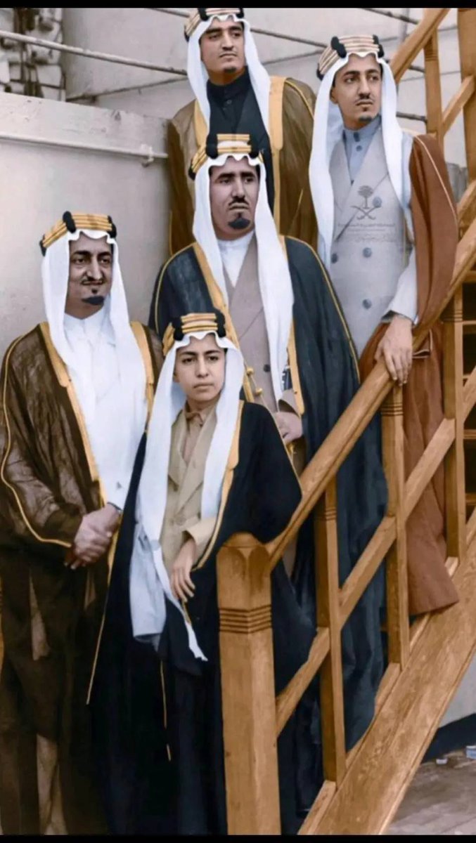 ashiq_almadi's tweet photo. من الصور النادرة في عام ١٣٦٤هـ/١٩٤٥م بأمريكا للملك فيصل، الملك فهد، الأمير عبدالله الفيصل، الأمير محمد بن عبدالعزيز، 
رحمهم الله جميعآ ..
السؤال: من هو الطفل الصغير؟ https://t.co/Ztnwh8cN1O