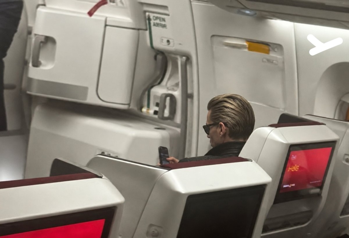 GordoMillo's tweet photo. Lo último que me faltaba coincidir en el vuelo con el pelotudo de Wesker https://t.co/DtdTpFrBRm